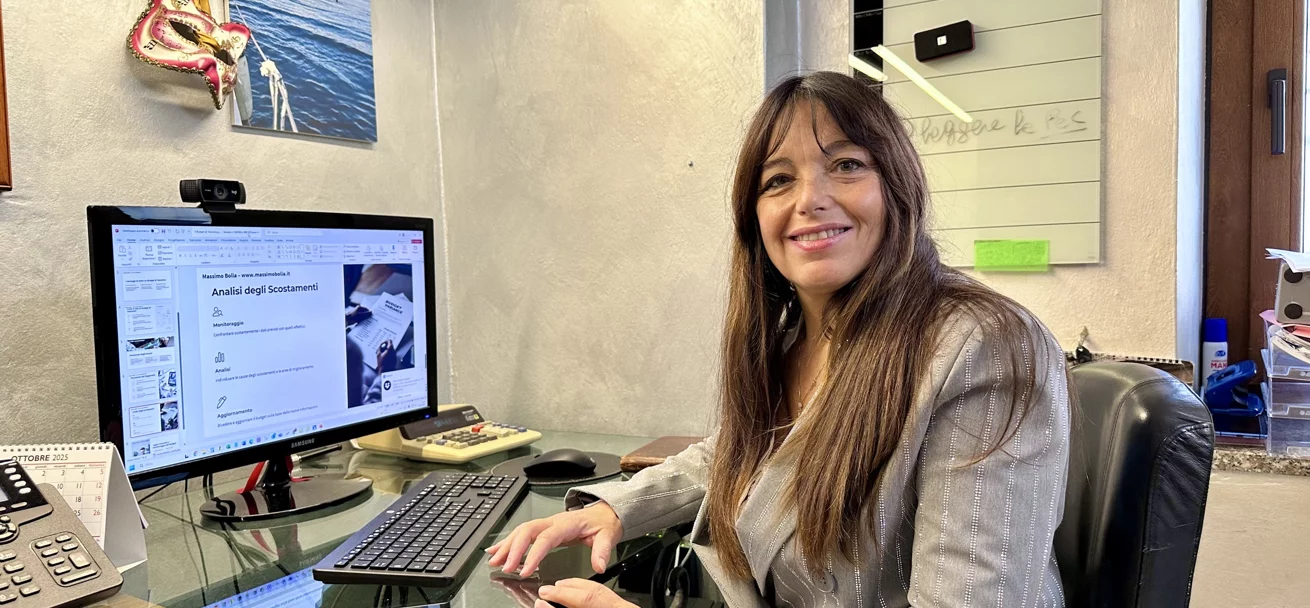 Monica Manfredini nel suo studio davanti a una presentazione di analisi finanziaria