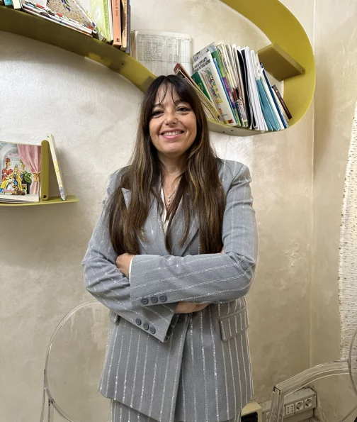 Ritratto professionale di Monica Manfredini nel suo studio